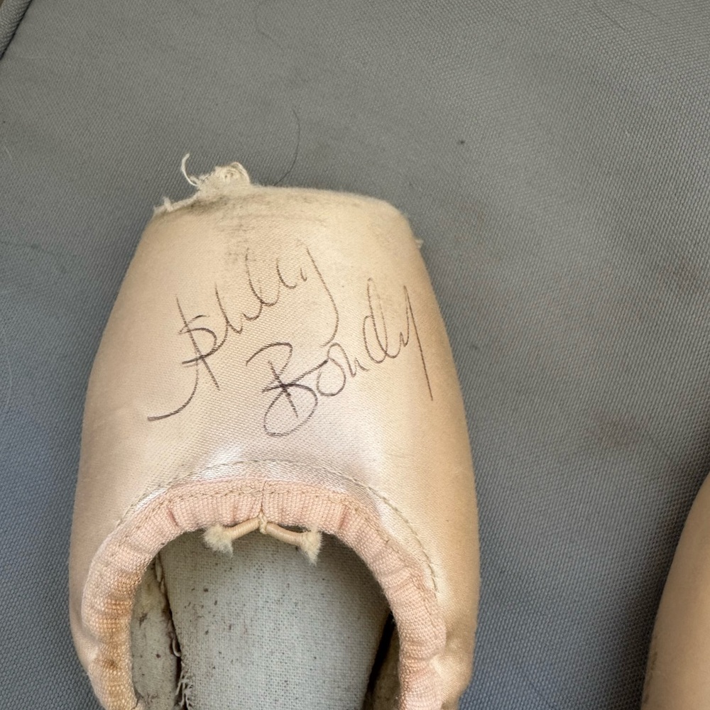 Ashley Boulder signed Pointe Shoes - Picture 4 of 6